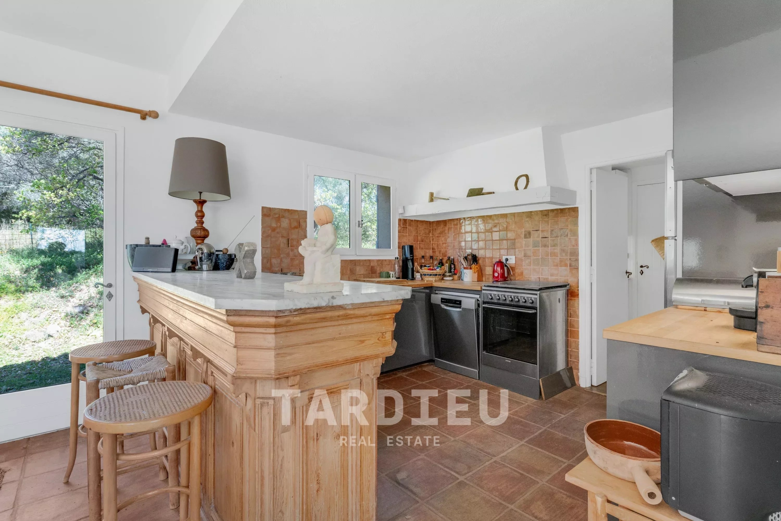 Maison provençale avec vue sur le village de Ramatuelle