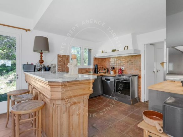 Maison provençale avec vue sur le village de Ramatuelle