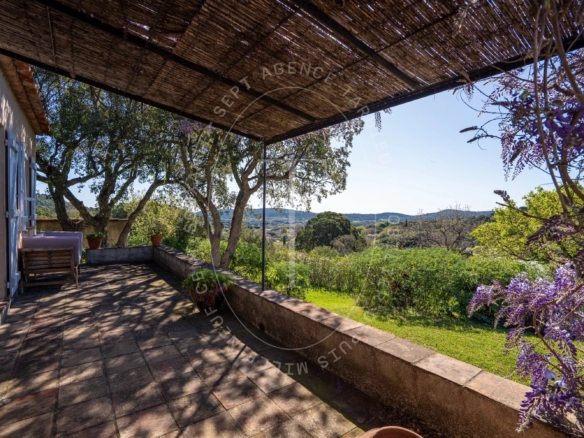 Maison provençale avec vue sur le village de Ramatuelle