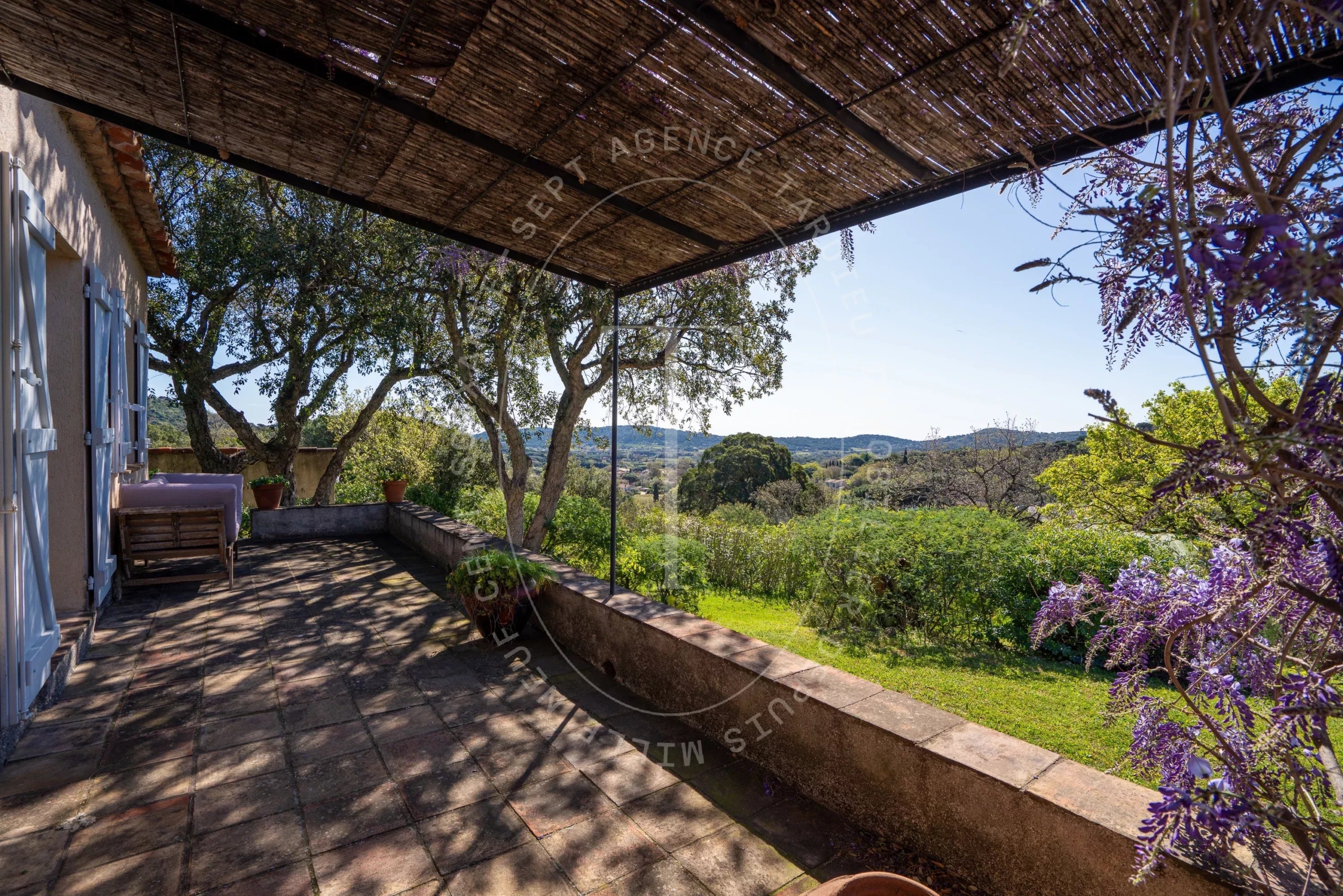 Maison provençale avec vue sur le village de Ramatuelle