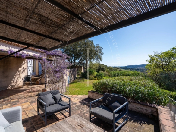 Maison provençale avec vue sur le village de Ramatuelle