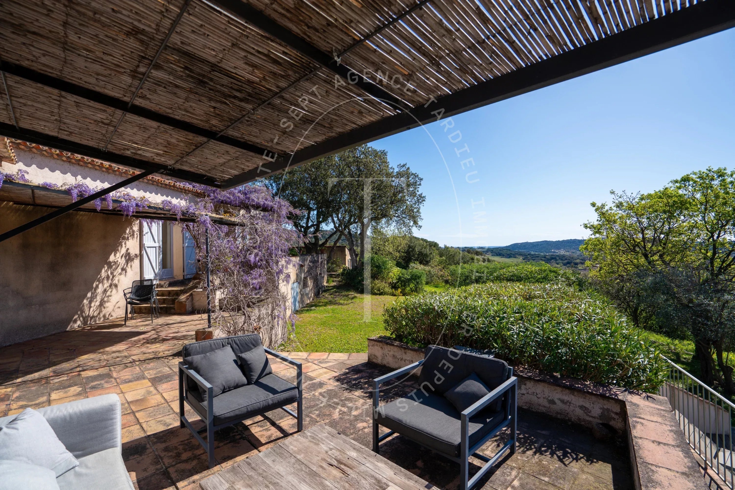 Maison provençale avec vue sur le village de Ramatuelle