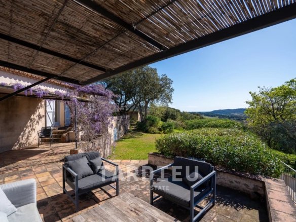 Maison provençale avec vue sur le village de Ramatuelle