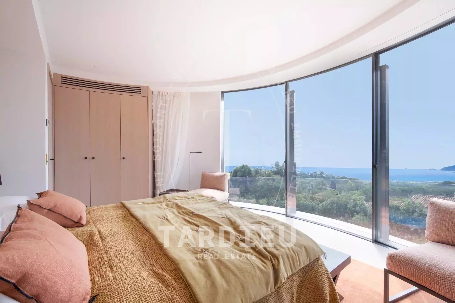 Villa d'Exception avec Vue Panoramique sur la Mer