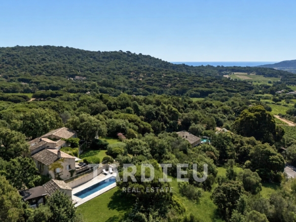 Maison provençale avec vue sur le village de Ramatuelle