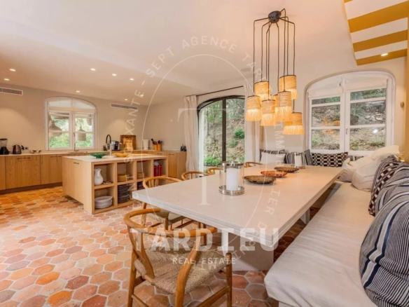 Villa Prestigieuse, Proximité Place des Lices