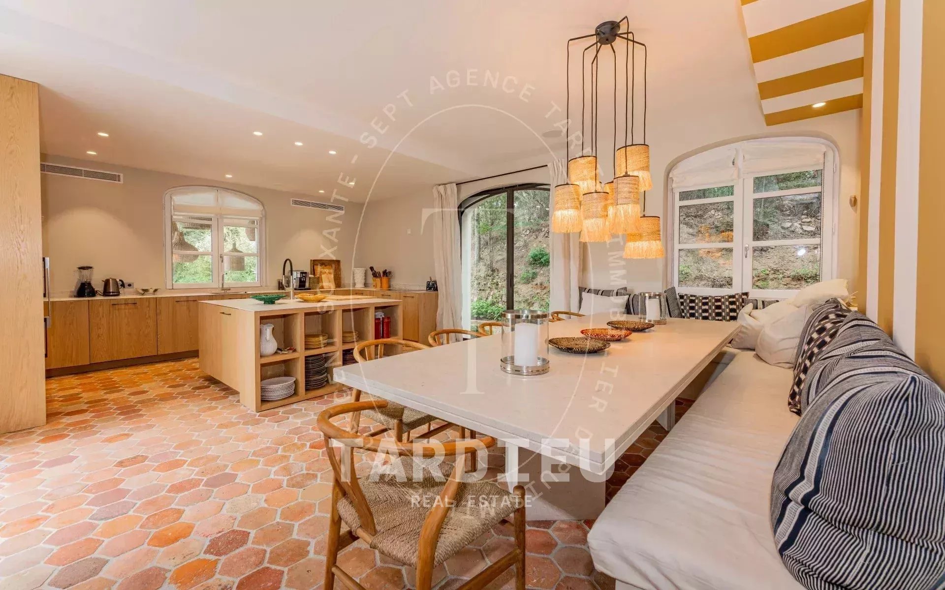 Villa Prestigieuse, Proximité Place des Lices