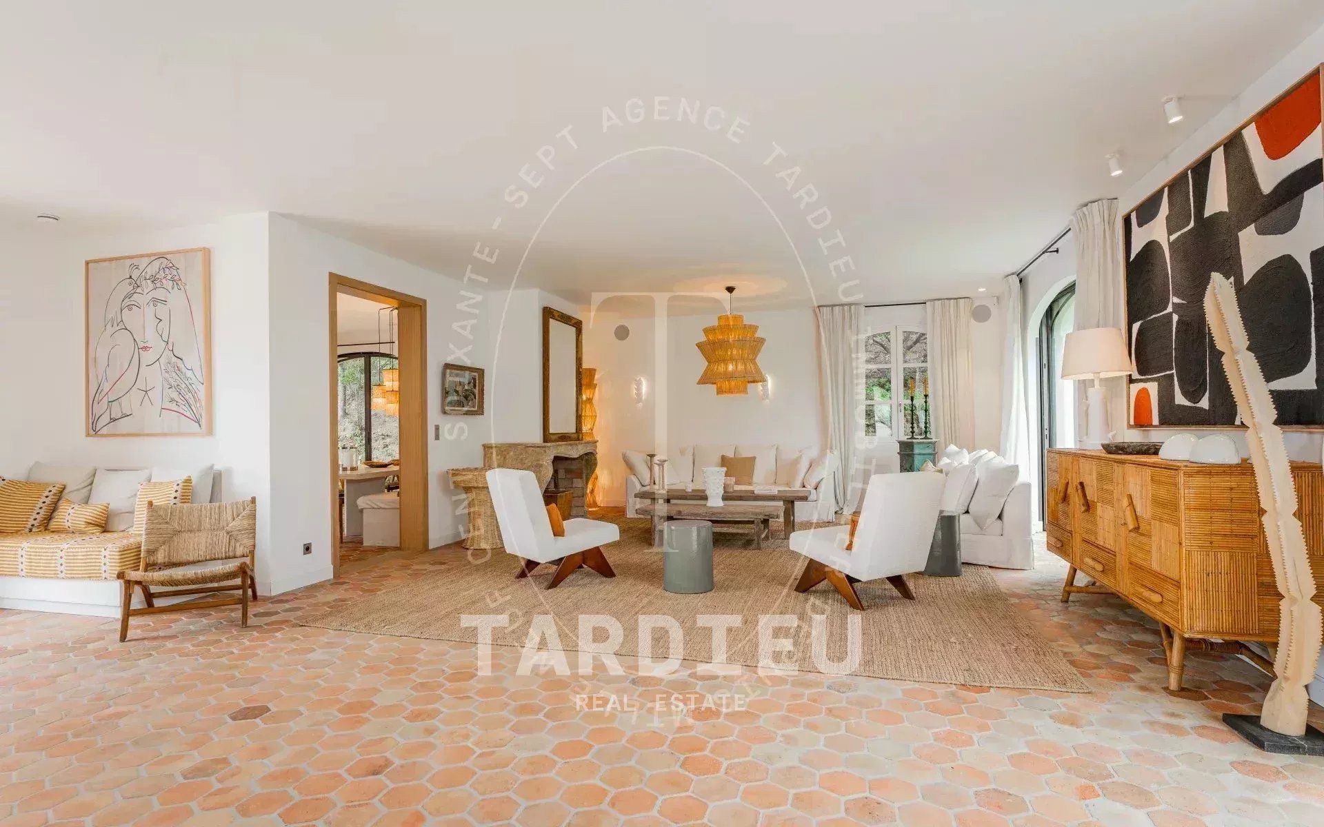 Villa Prestigieuse, Proximité Place des Lices