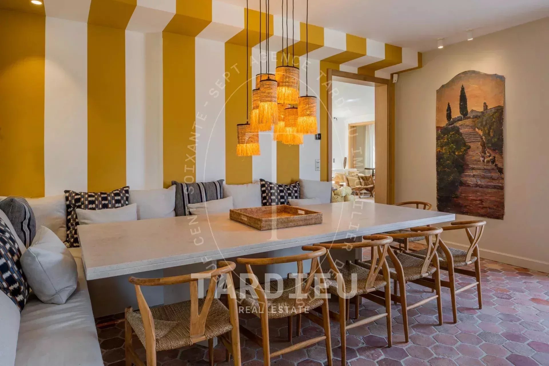 Villa Prestigieuse, Proximité Place des Lices