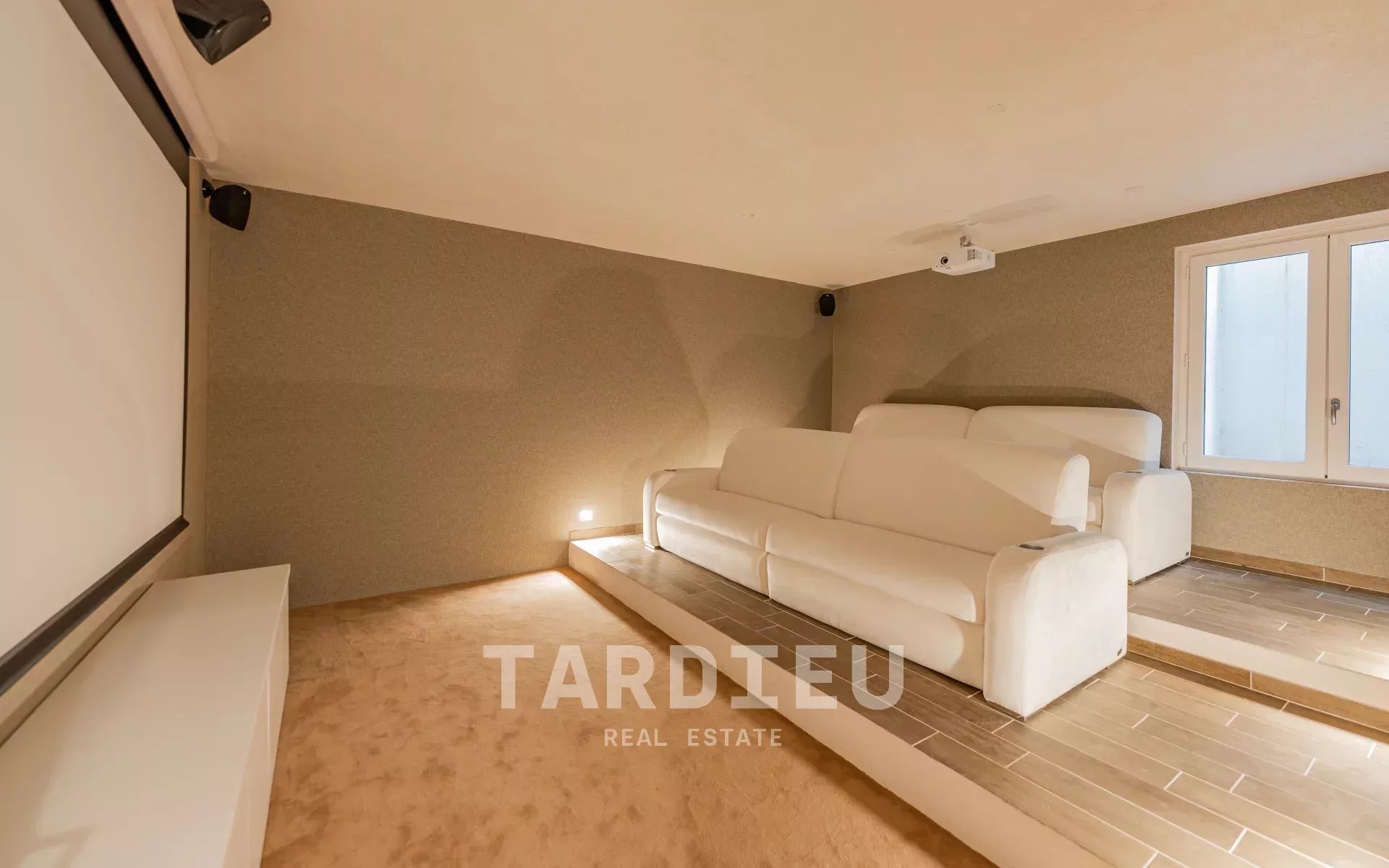 Villa Prestigieuse, Proximité Place des Lices