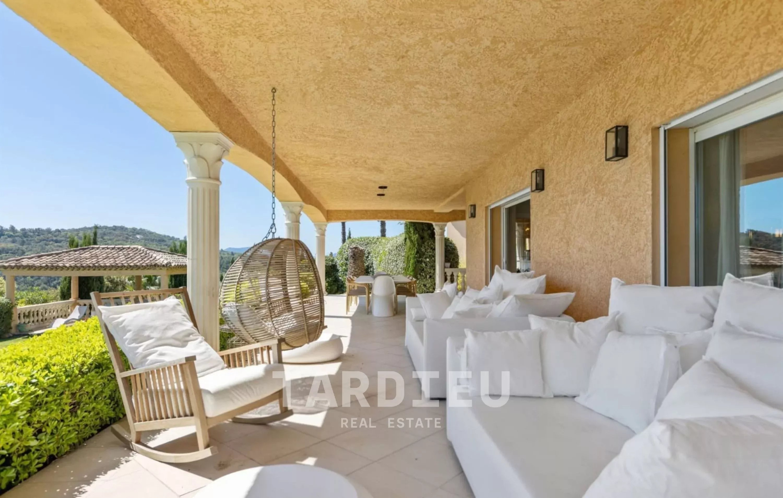 Grimaud : Villa 450 m², vue mer panoramique