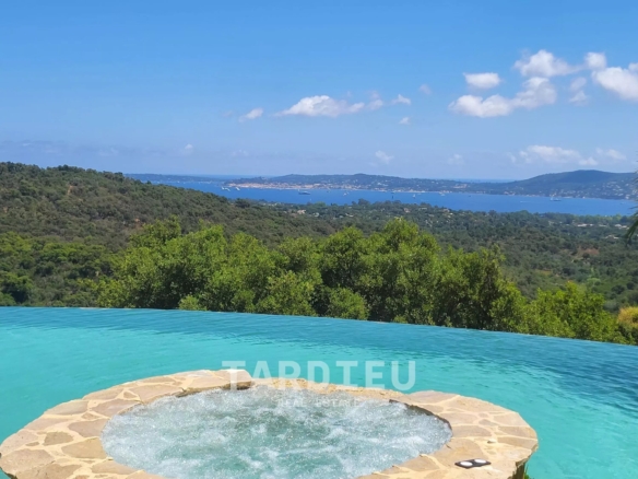 Grimaud : Villa 450 m², vue mer panoramique