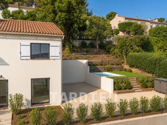 Villa rénovée, piscine, vue dégagée