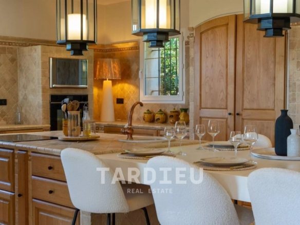 Grimaud : Villa 450 m², vue mer panoramique