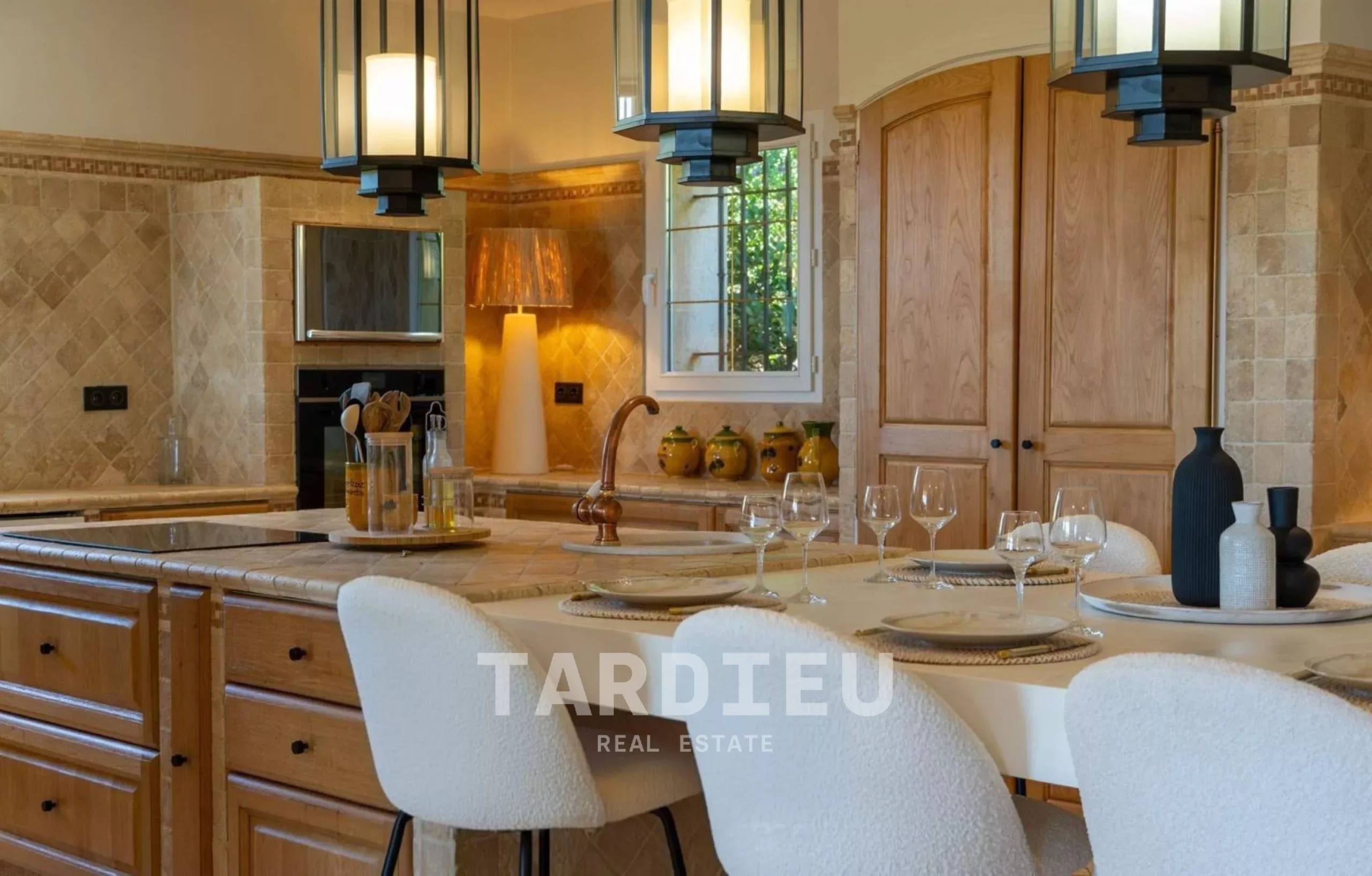 Grimaud : Villa 450 m², vue mer panoramique
