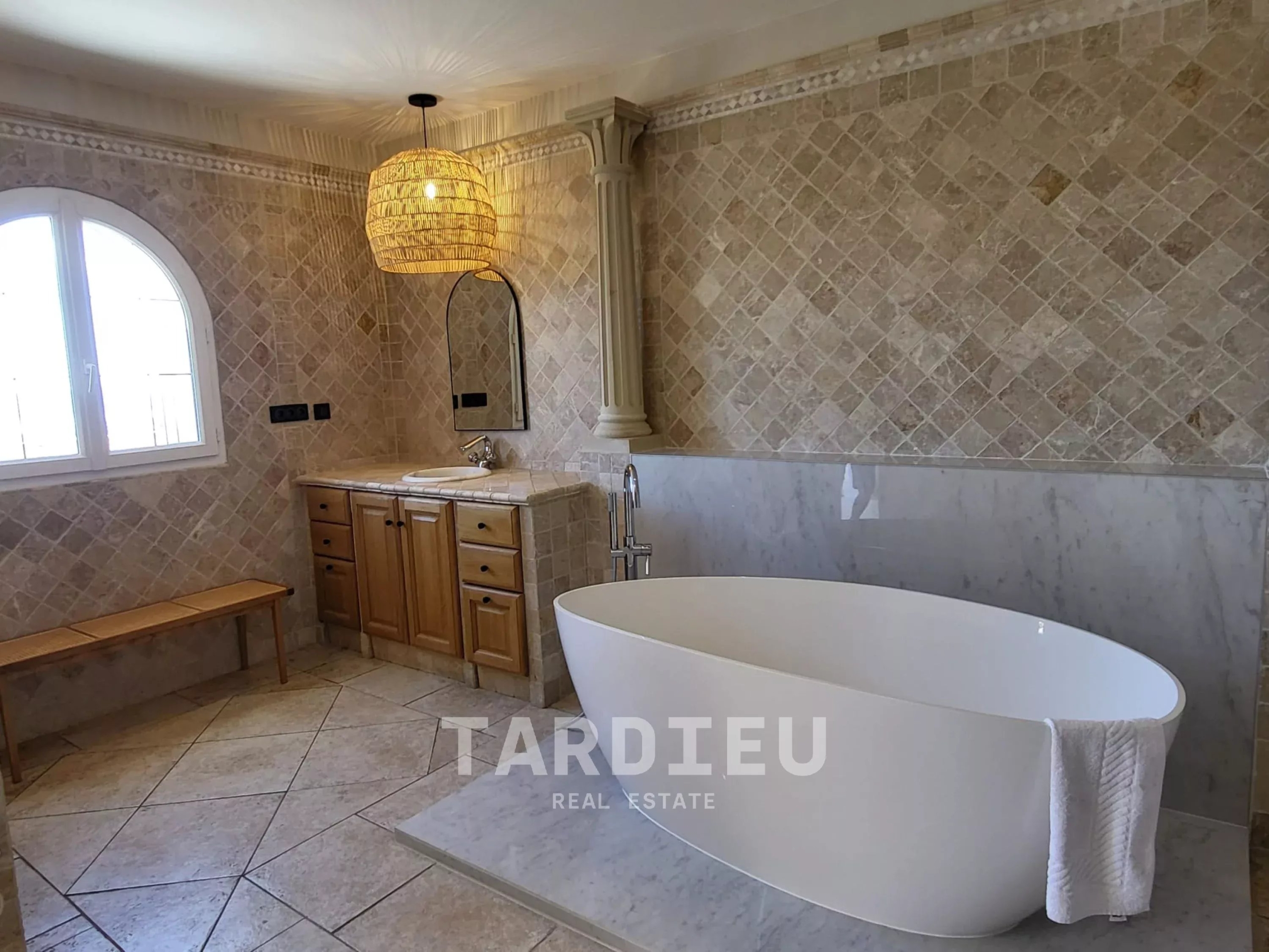 Grimaud : Villa 450 m², vue mer panoramique