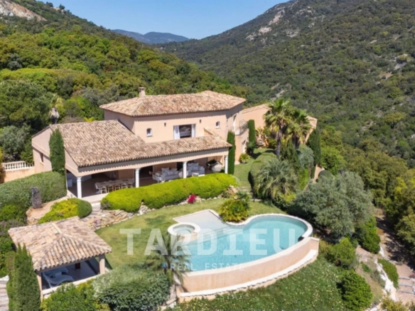Grimaud : Villa 450 m², vue mer panoramique