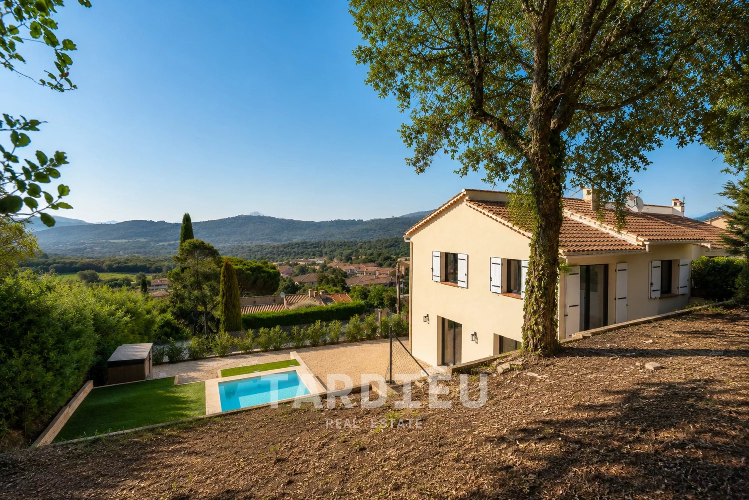 Villa rénovée, piscine, vue dégagée