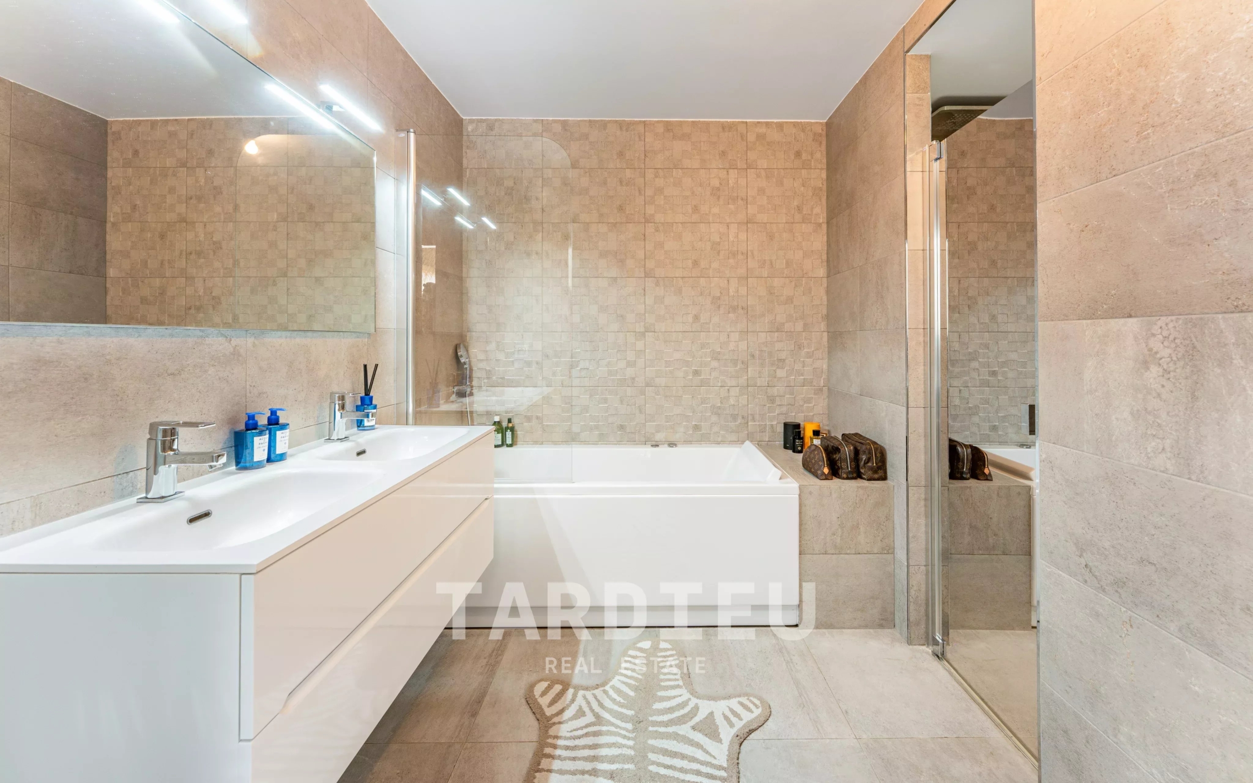 Saint-Tropez : appartement avec jardin et terrasse
