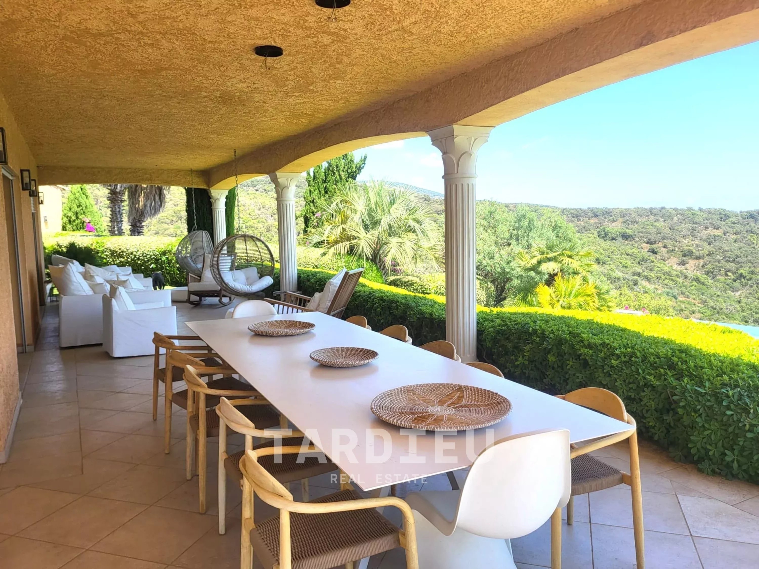 Grimaud : Villa 450 m², vue mer panoramique