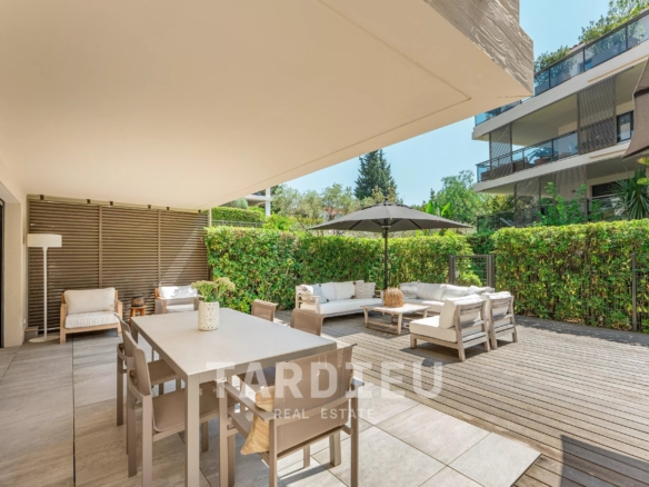 Saint-Tropez : appartement avec jardin et terrasse