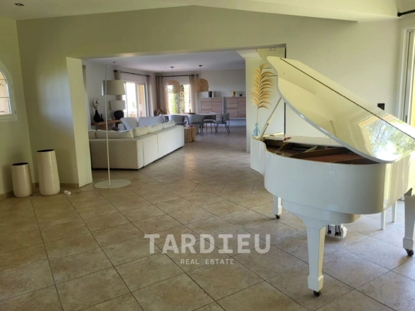 Grimaud : Villa 450 m², vue mer panoramique