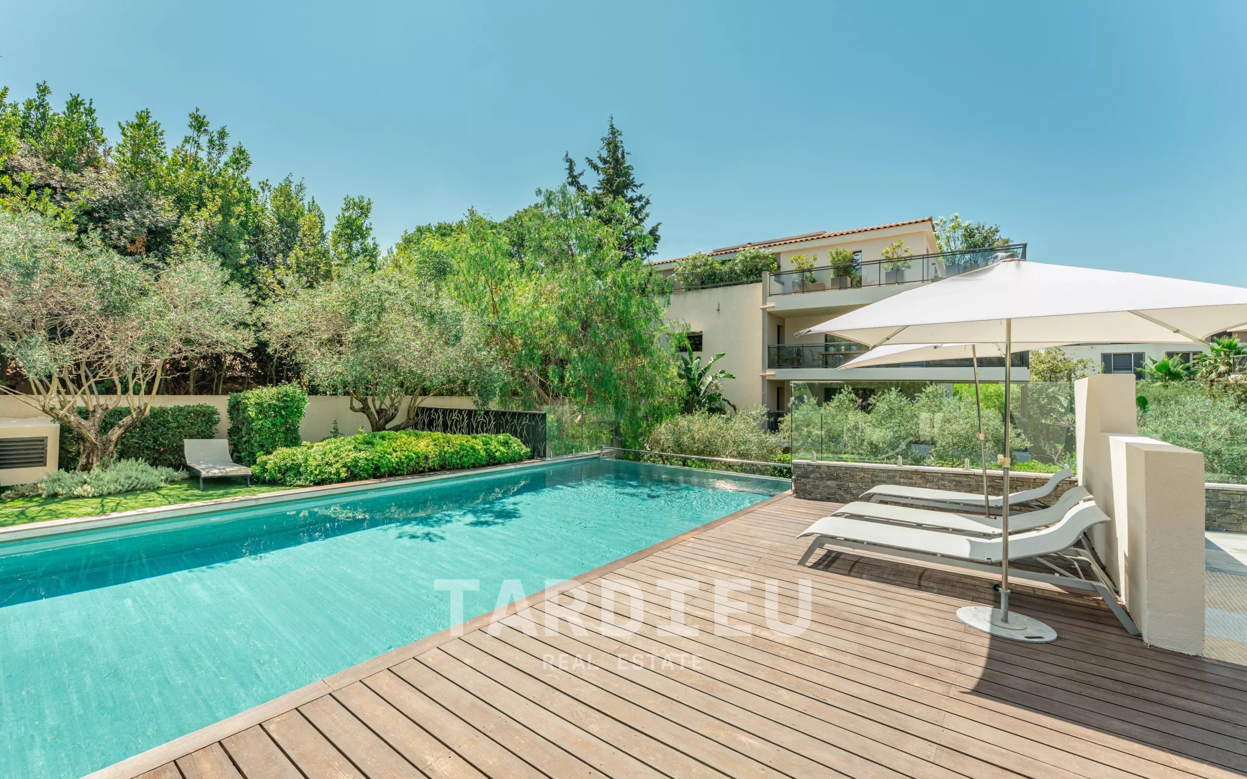 Saint-Tropez : appartement avec jardin et terrasse